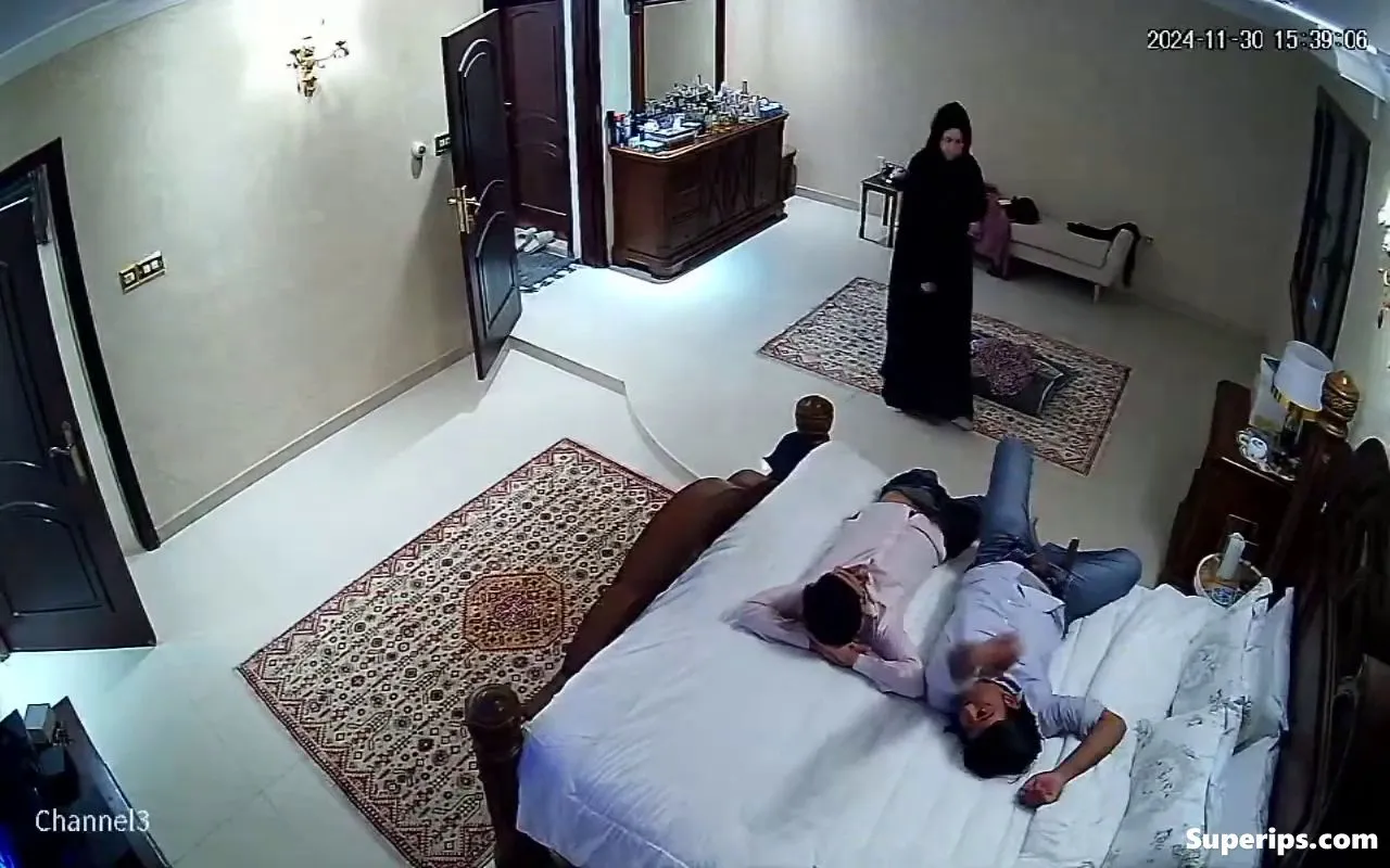 IPCAM – Busty Arab mom has a secret threesome IPCAM – Busty Arab mom has a secret threesome