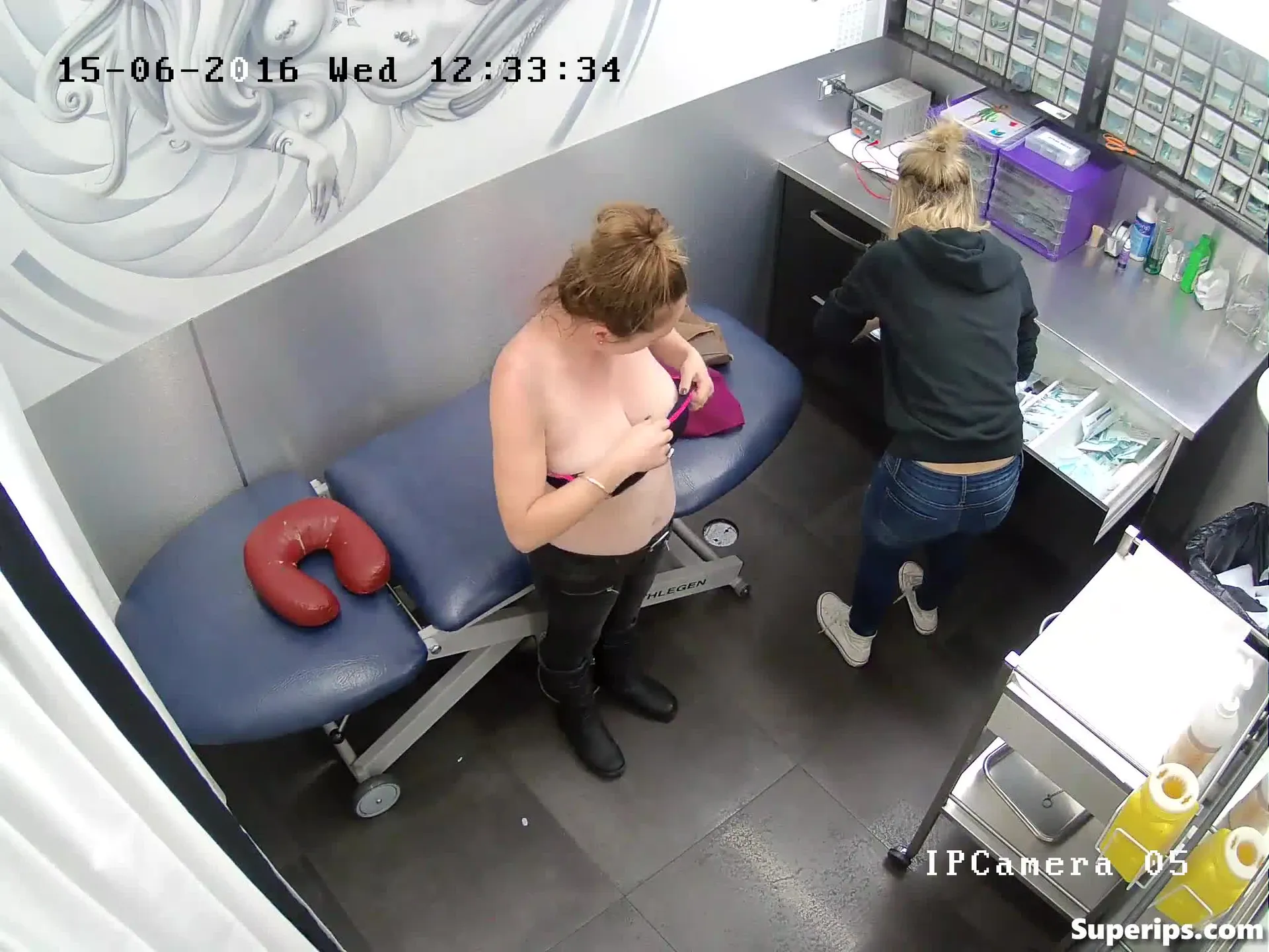 IPCAM – Cute young girls get their nipples pierced IPCAM – Cute young girls get their nipples pierced