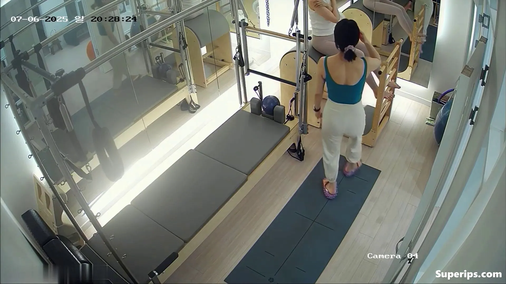 IPCAM – Korean MILF gym teacher has hidden sex IPCAM – Korean MILF gym teacher has hidden sex