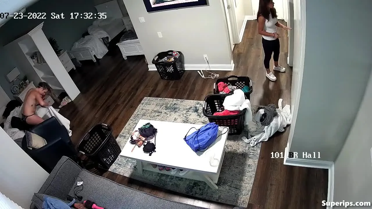 IPCAM – American lesbian couple changes clothes together IPCAM – American lesbian couple changes clothes together