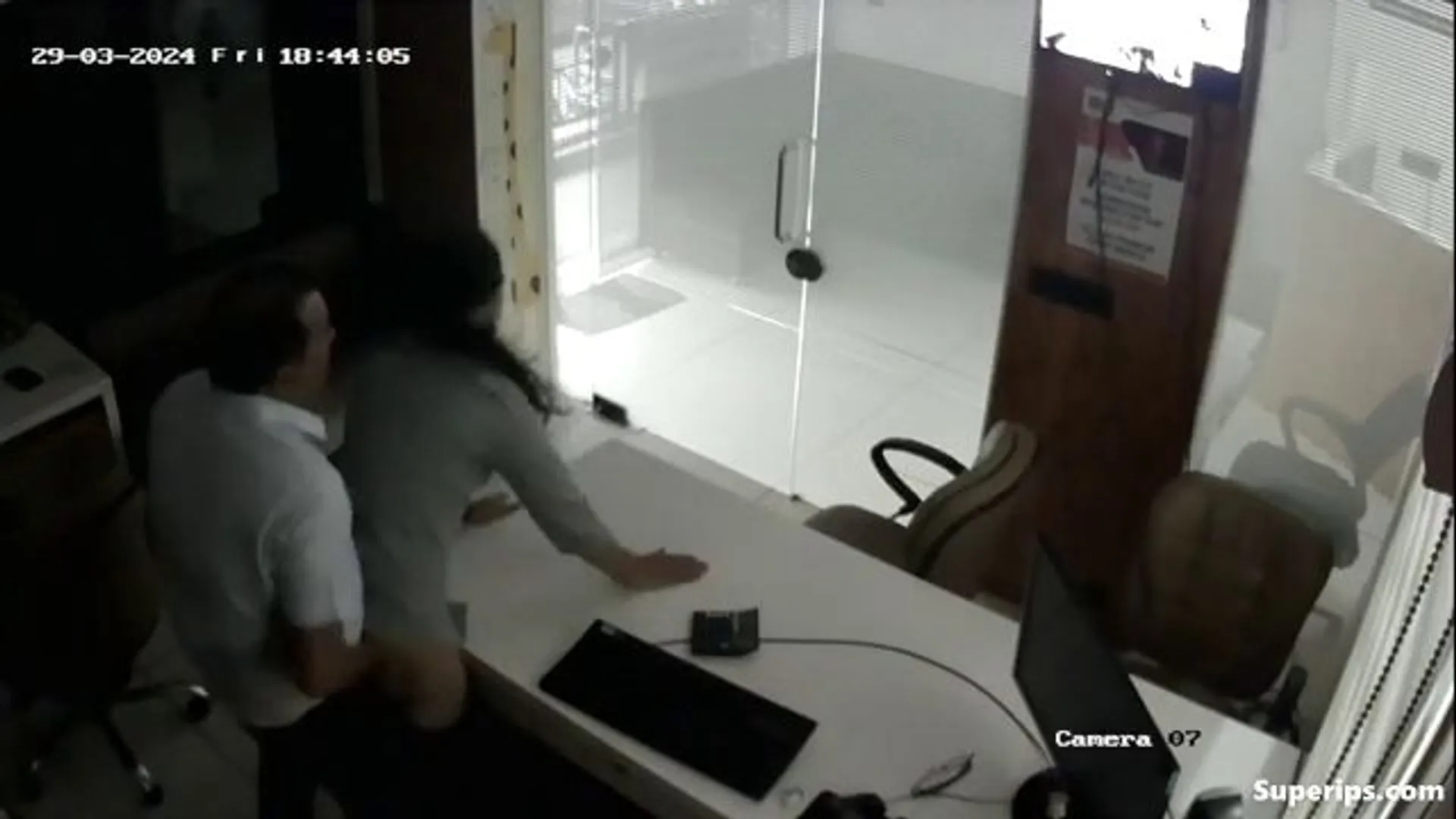 IPCAM – Old Arab doctor fucks his secretary IPCAM – Old Arab doctor fucks his secretary