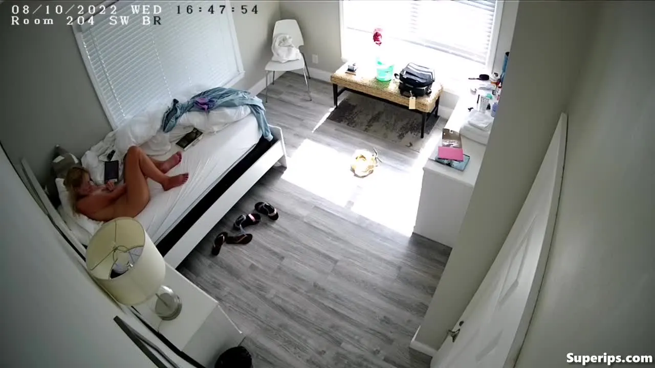 IPCAM β Blonde British surfer masturbates on her bed IPCAM β Blonde British surfer masturbates on her bed