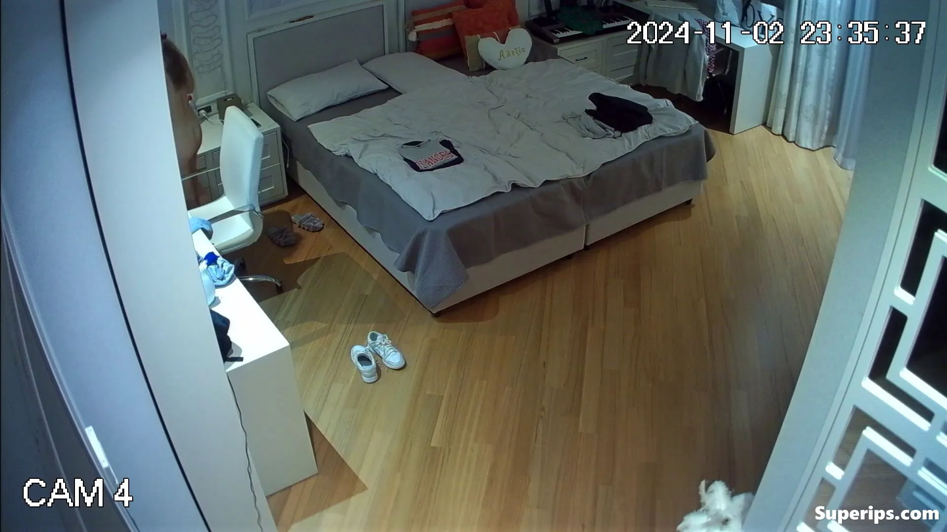 IPCAM – Nerdy American girl naked in her room IPCAM – Nerdy American girl naked in her room