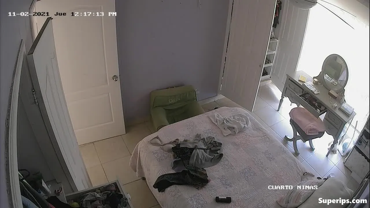 IPCAM – Muscular teen girl gets dressed in her room IPCAM – Muscular teen girl gets dressed in her room