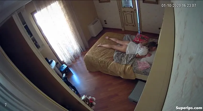 IPCAM β Young Italian girl rubs her pussy against the bed IPCAM β Young Italian girl rubs her pussy against the bed