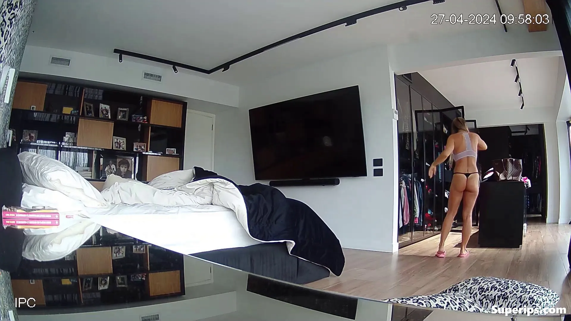 IPCAM β Beautiful college girl gets dressed in her room IPCAM β Beautiful college girl gets dressed in her room