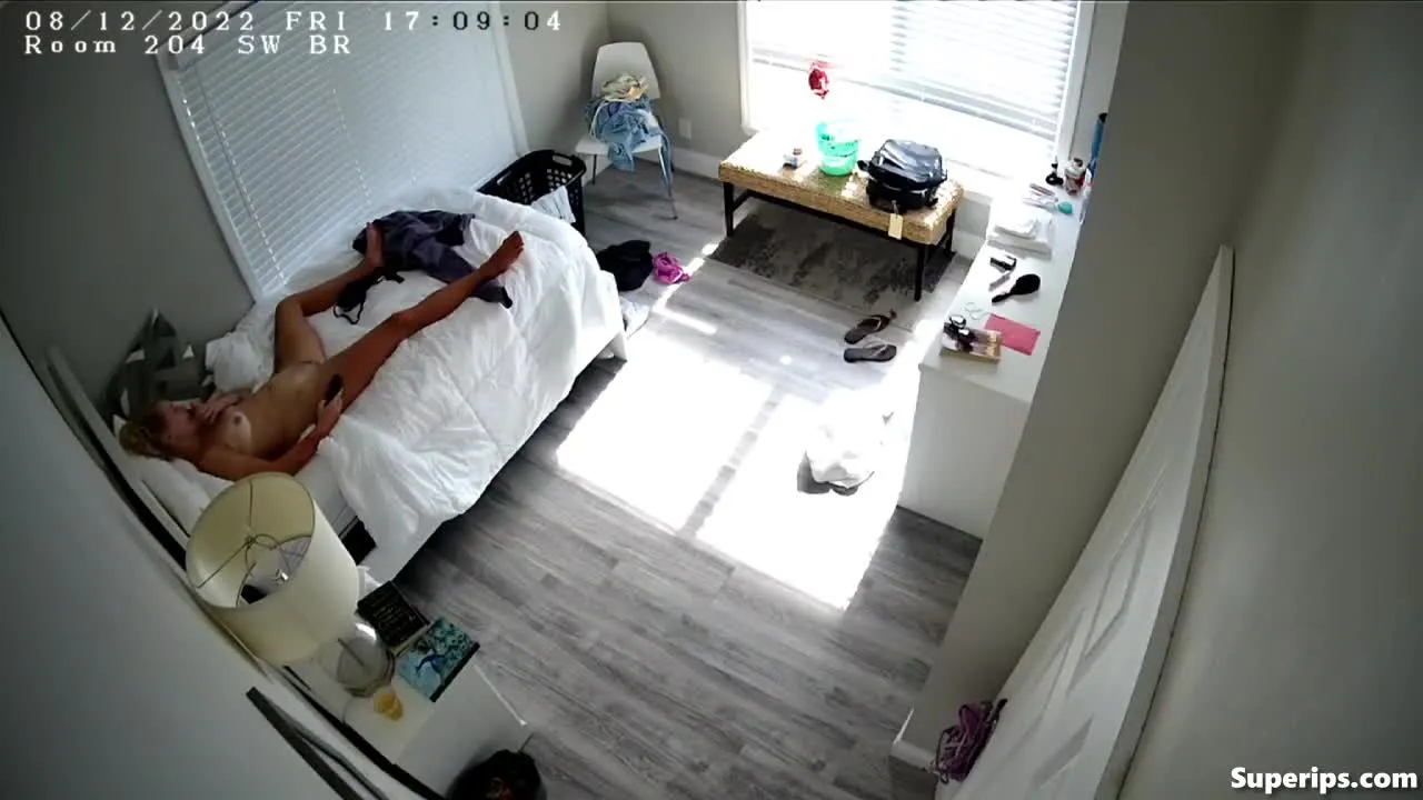 IPCAM – Tanned British woman masturbates on her bed IPCAM – Tanned British woman masturbates on her bed