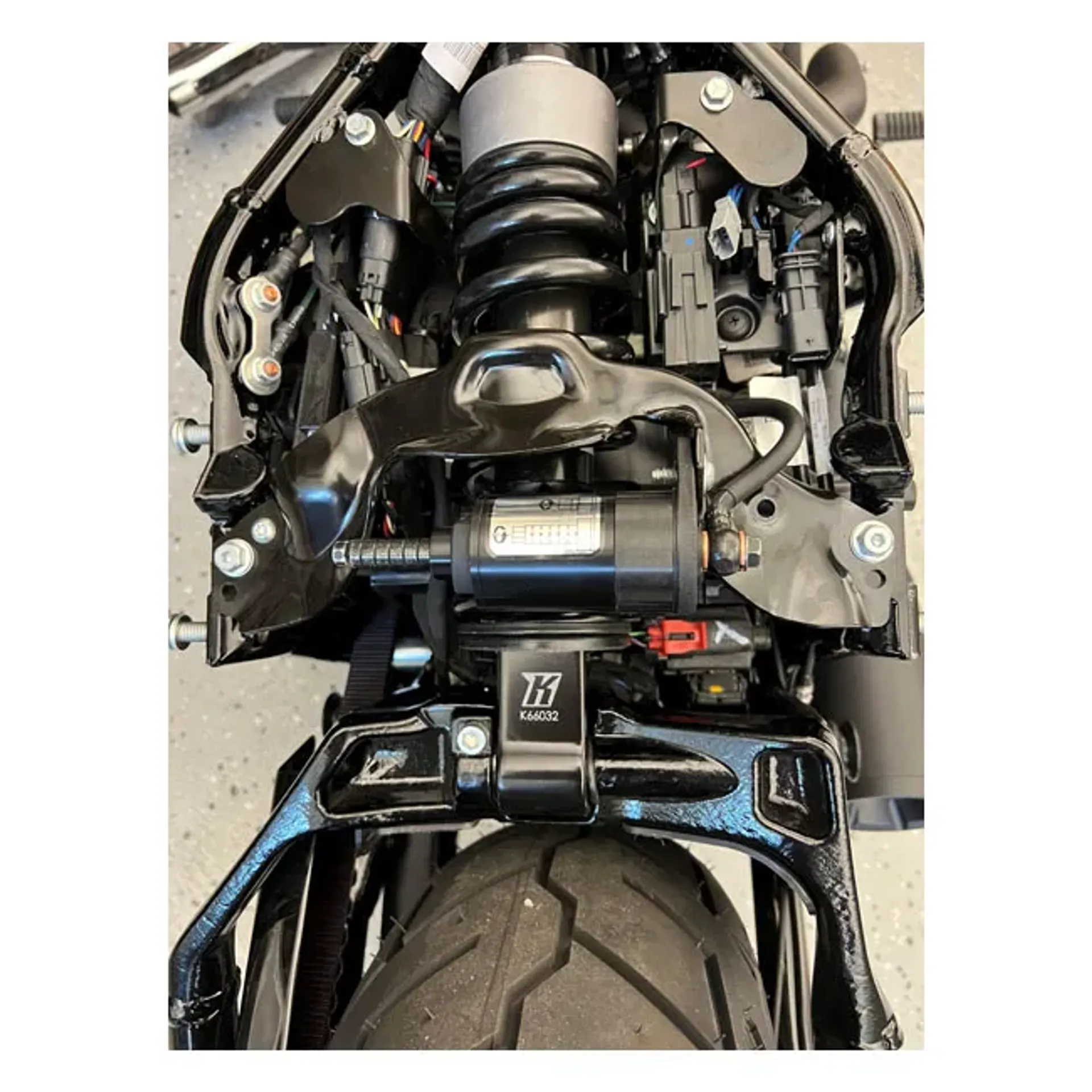Kodlin, M8 15mm rear lift / shock extension. Black
