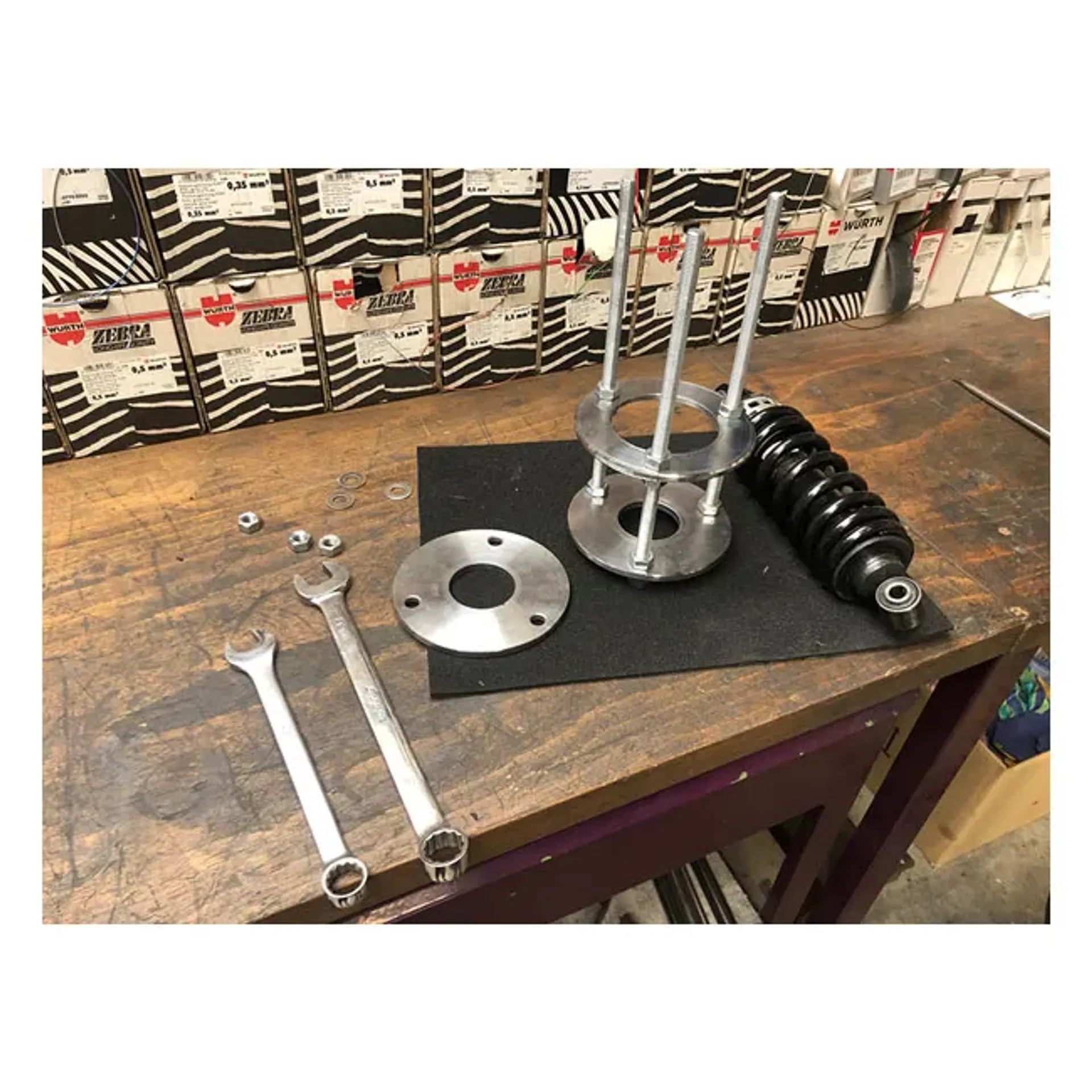 Kodlin, M8 Softail shock/spring compression tool