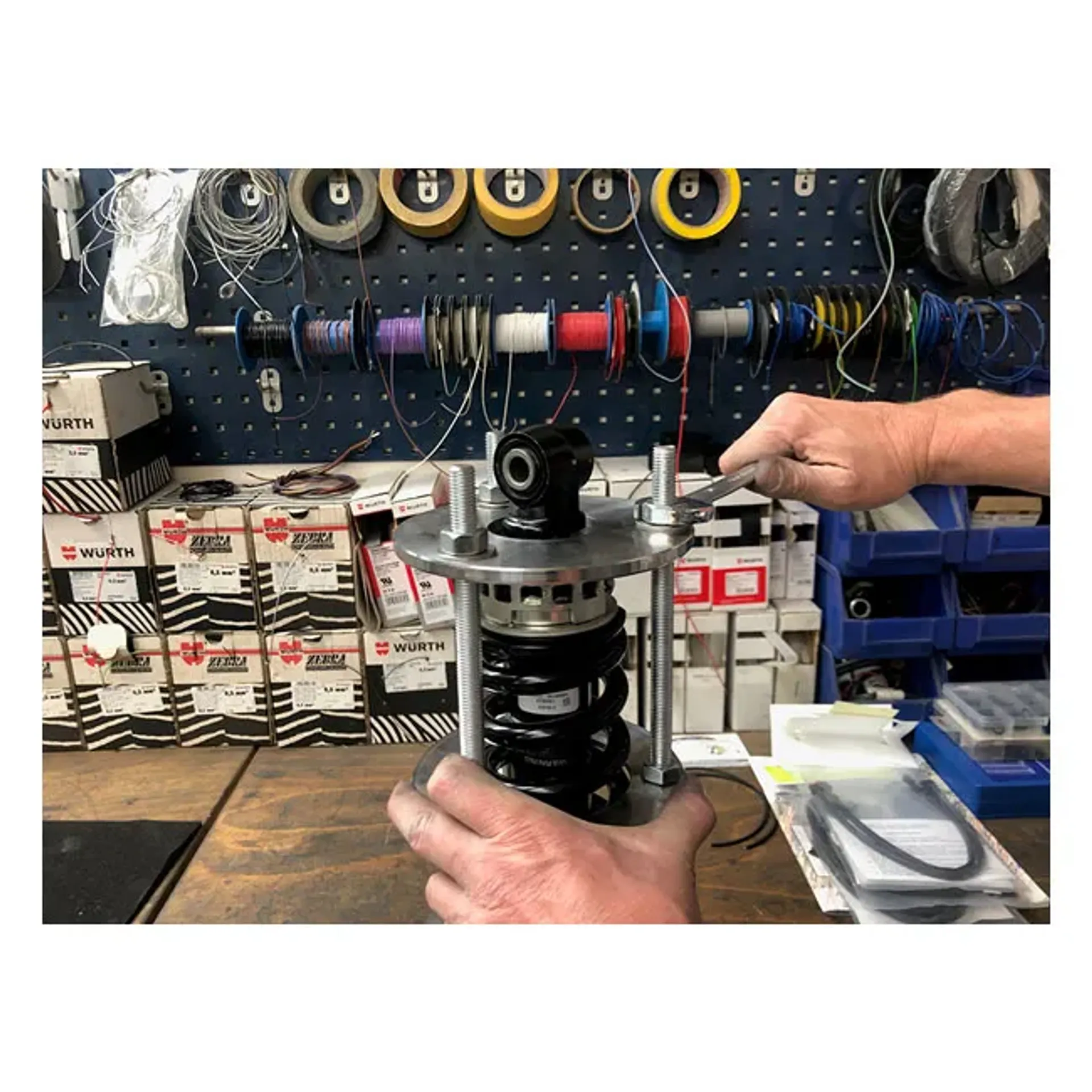 Kodlin, M8 Softail shock/spring compression tool
