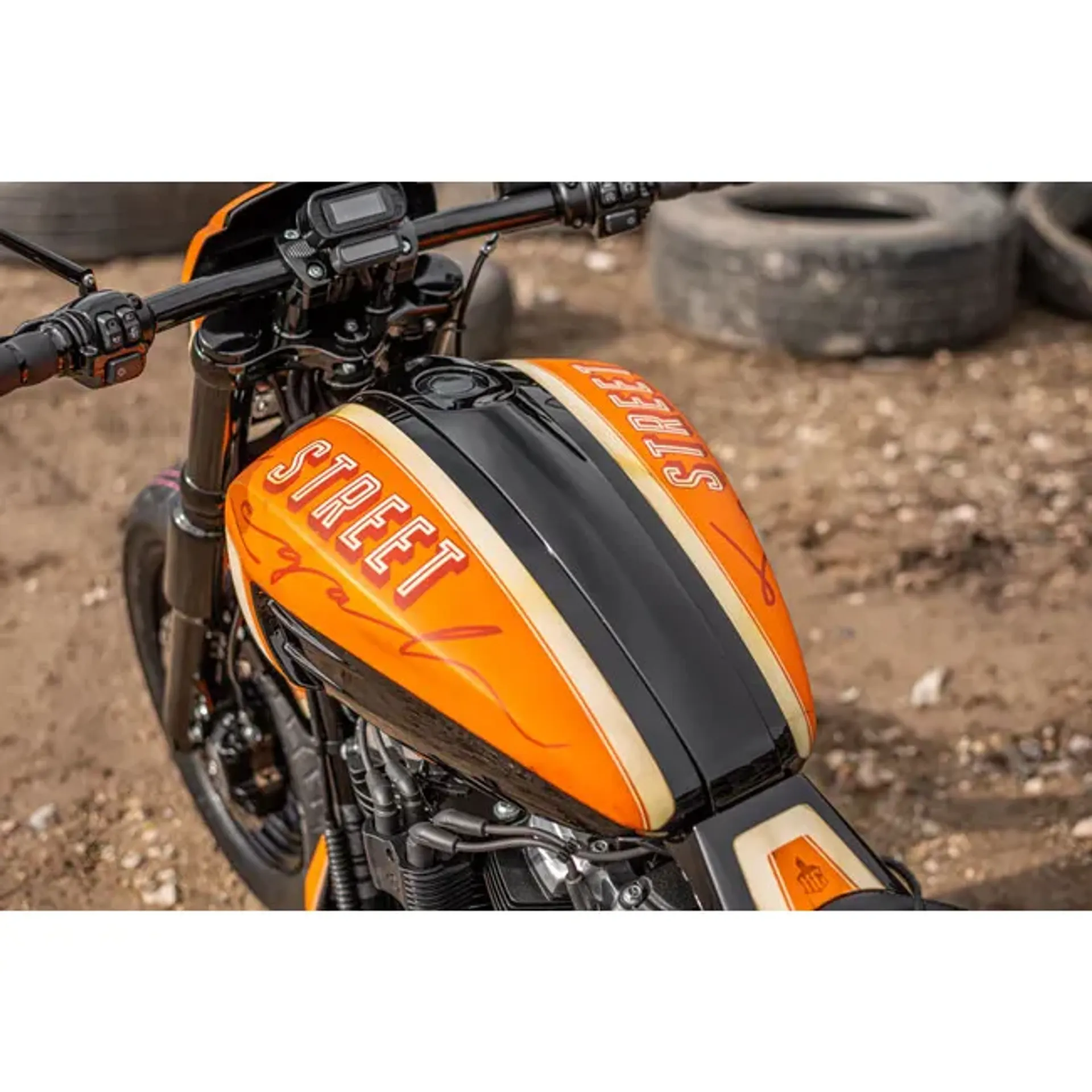 Killer Custom, %27%27Avenger%27%27 M8 Softail gas tank cover & console