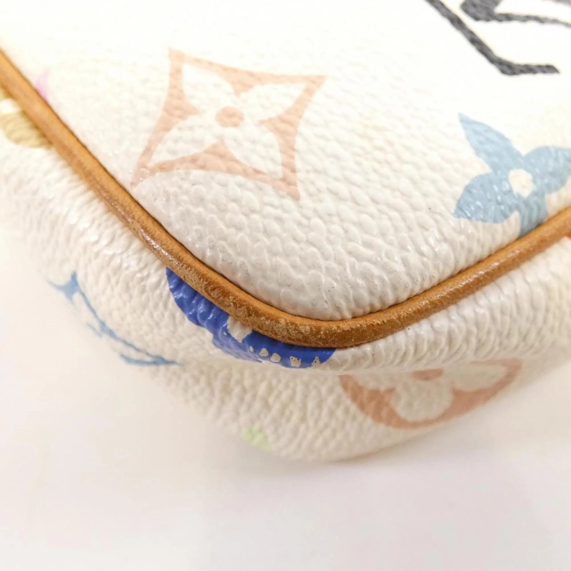 LOUIS VUITTON White Pouch