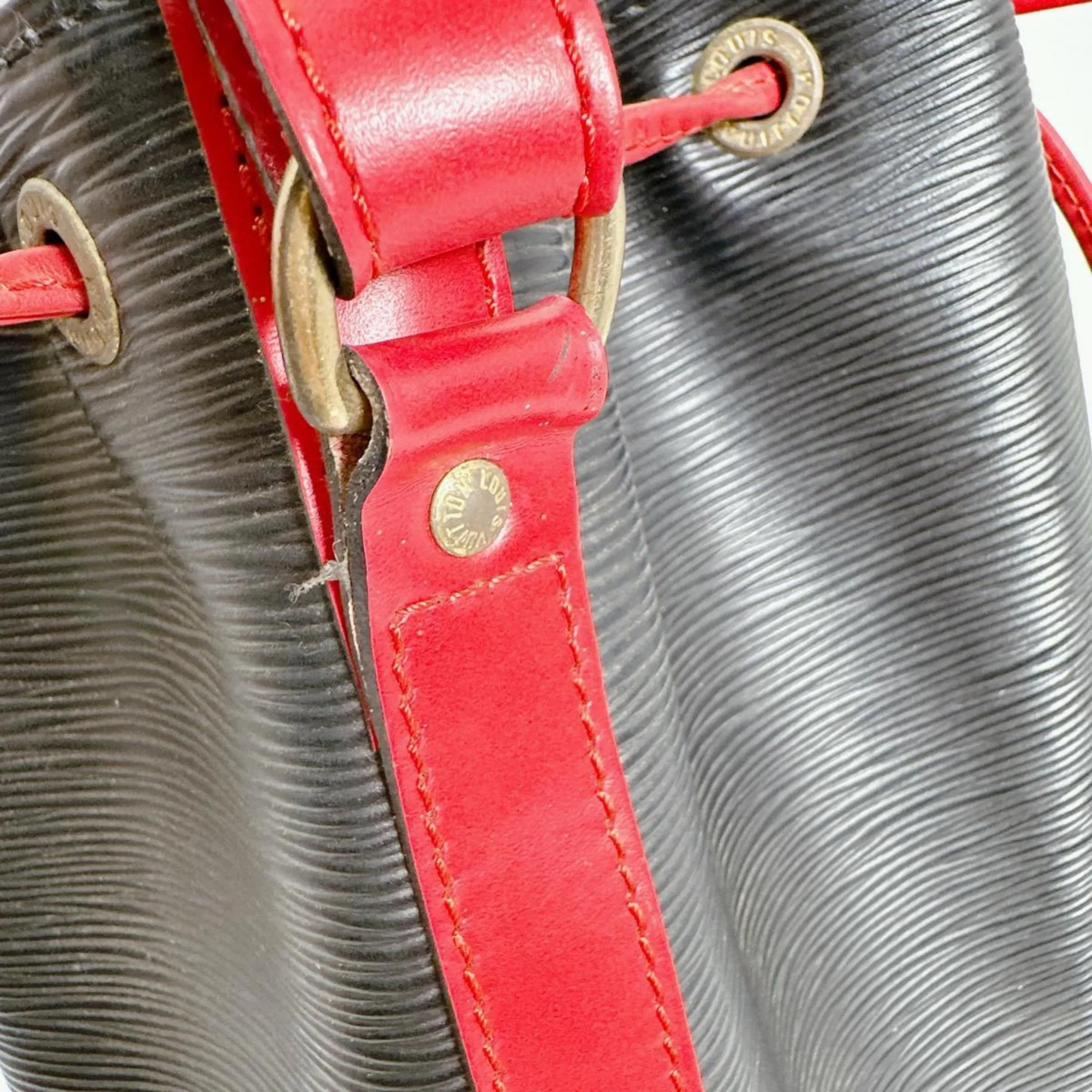 LOUIS VUITTON Black Leather Shoulder Bag