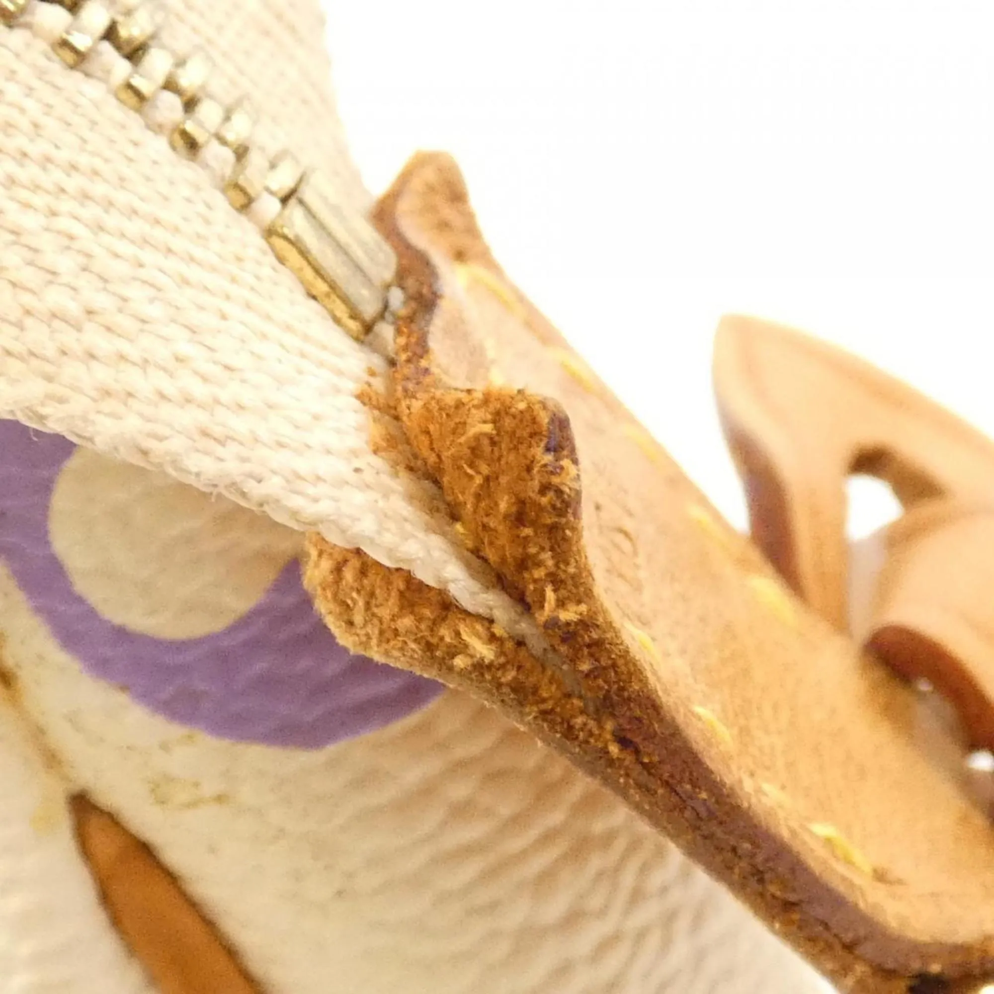 LOUIS VUITTON White Pouch